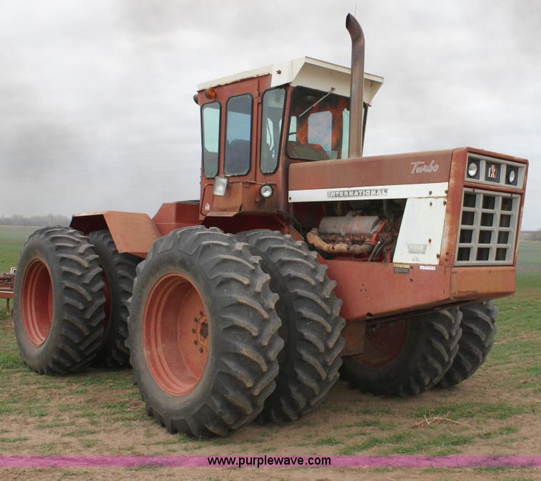image for item V9441 International 4568 tractor