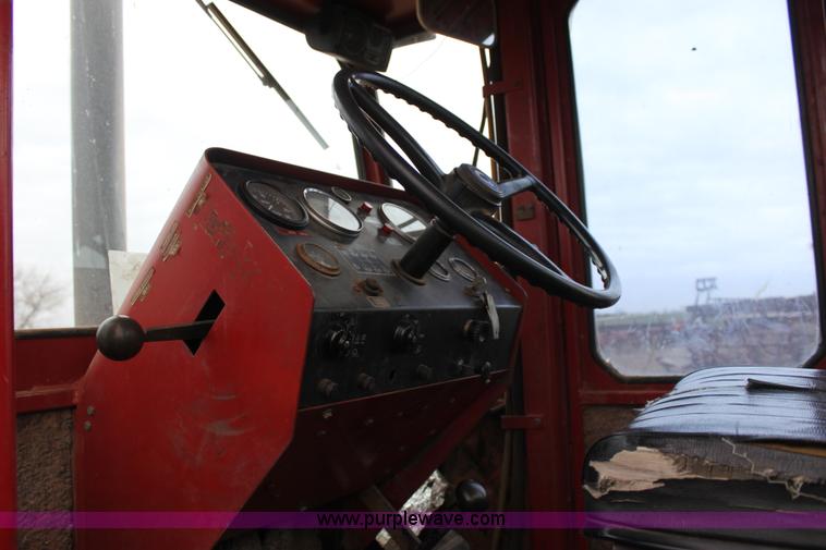 image for item V9441 International 4568 tractor