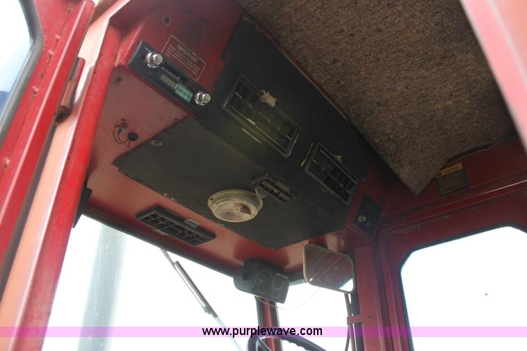 image for item V9441 International 4568 tractor