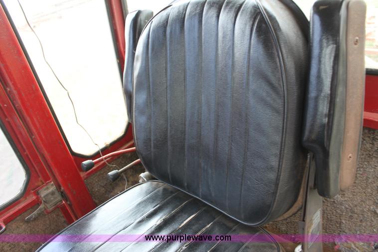 image for item V9441 International 4568 tractor