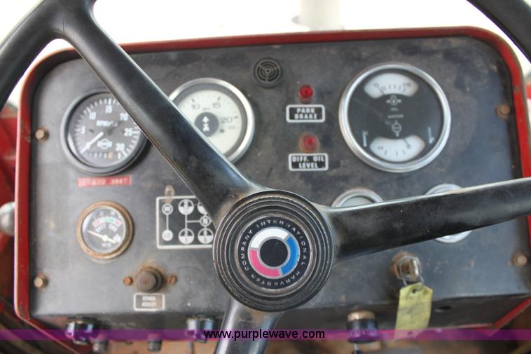 image for item V9441 International 4568 tractor