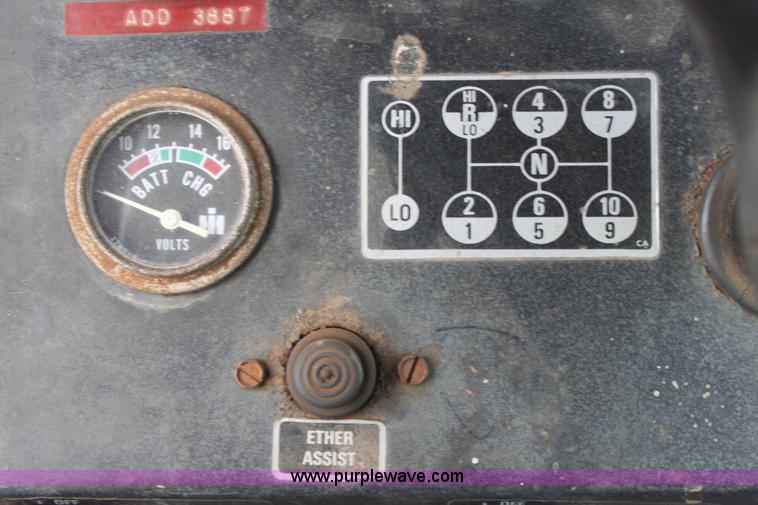 image for item V9441 International 4568 tractor