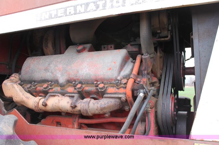 image for item V9441 International 4568 tractor