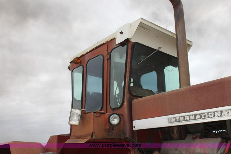 image for item V9441 International 4568 tractor