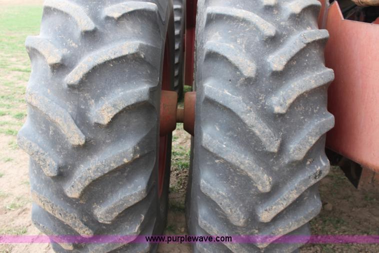 image for item V9441 International 4568 tractor