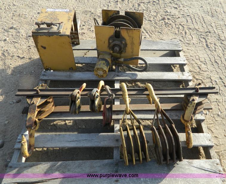 image for item Y9234 Hydraulic winch unit