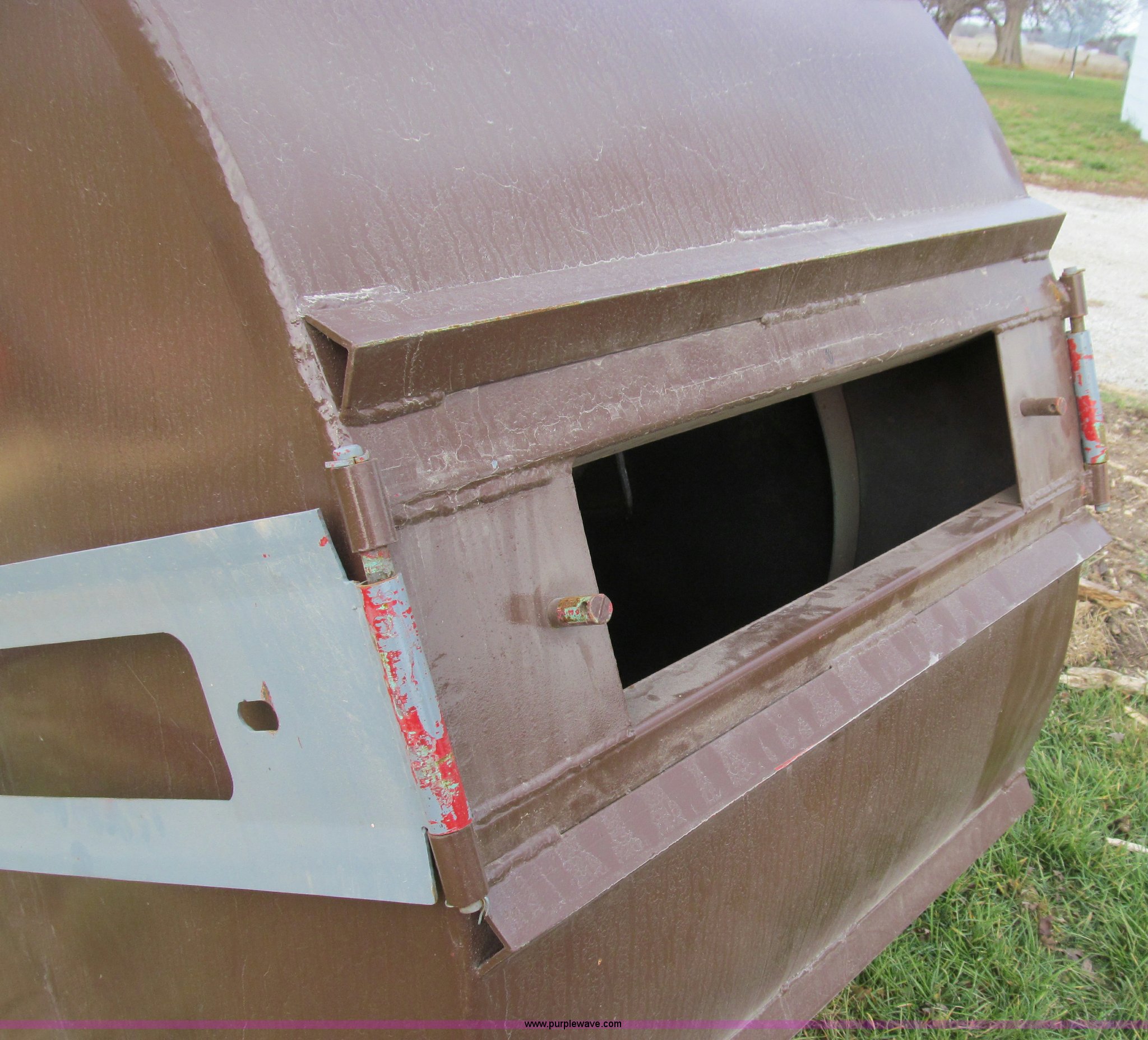 Nifty 37 feed dispenser in Linneus, MO Item E3592 sold Purple Wave