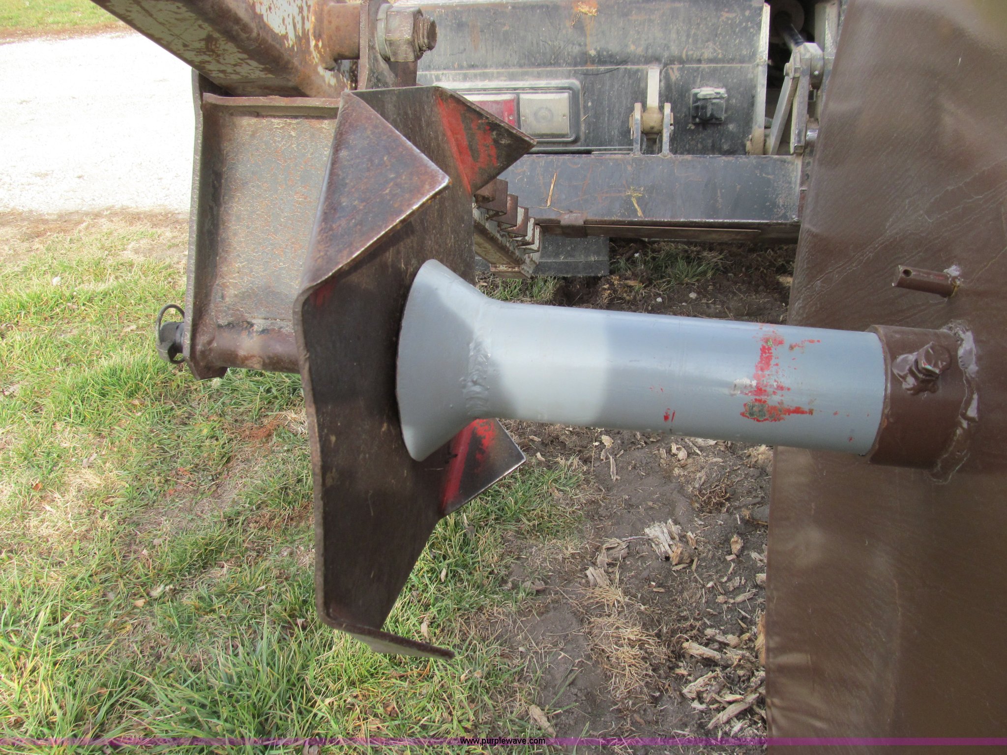 Nifty 37 feed dispenser in Linneus, MO Item E3592 sold Purple Wave