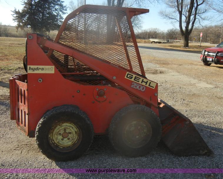 image for item AB9917 Gehl 2500 Hydro Cat skid steer