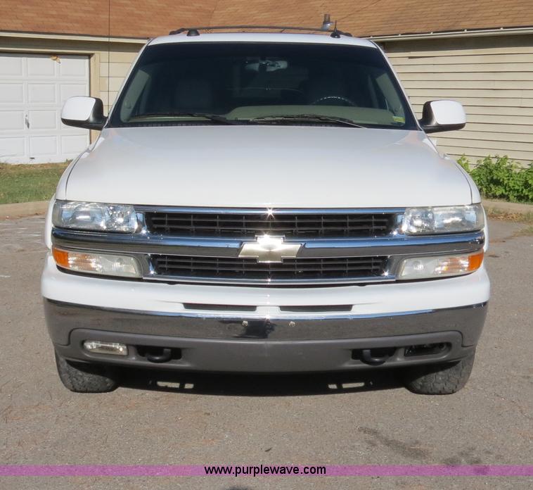 image for item B2490 2004 Chevrolet Suburban K1500 SUV