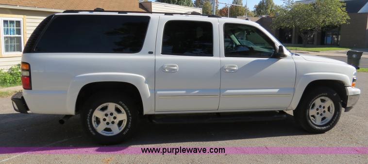 image for item B2490 2004 Chevrolet Suburban K1500 SUV