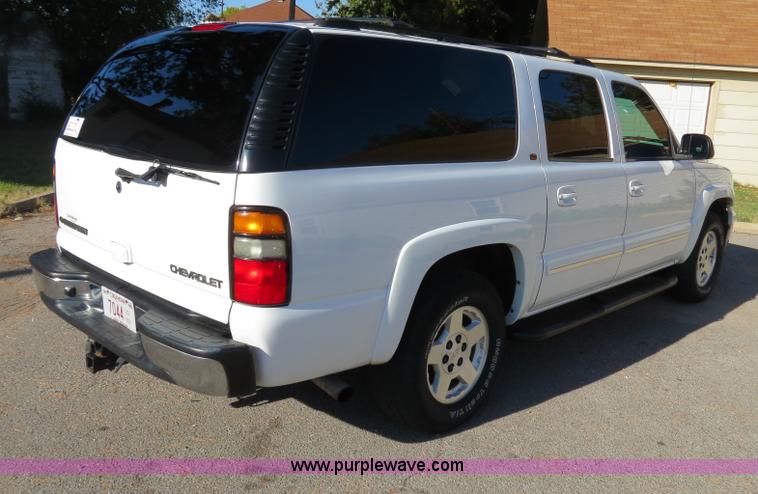 image for item B2490 2004 Chevrolet Suburban K1500 SUV