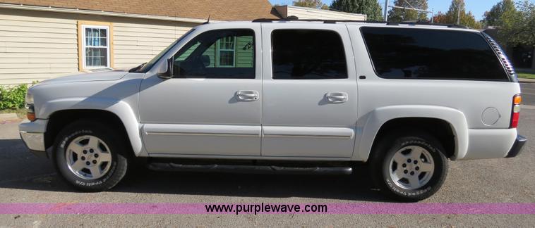 image for item B2490 2004 Chevrolet Suburban K1500 SUV