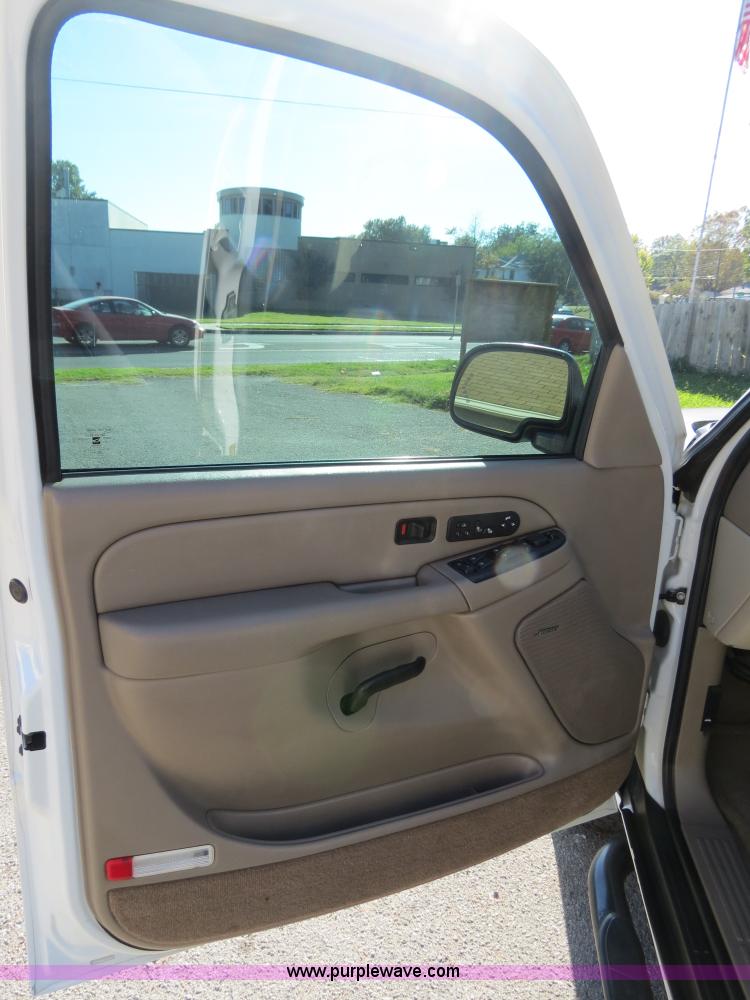 image for item B2490 2004 Chevrolet Suburban K1500 SUV