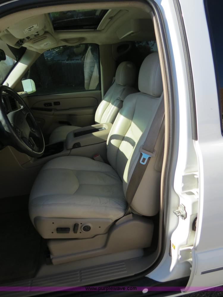 image for item B2490 2004 Chevrolet Suburban K1500 SUV