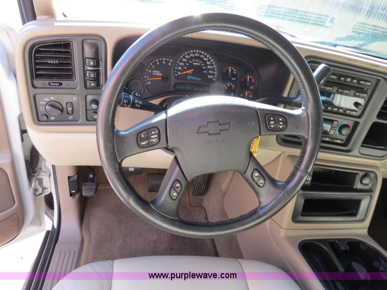 image for item B2490 2004 Chevrolet Suburban K1500 SUV
