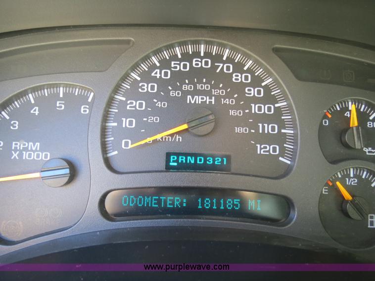 image for item B2490 2004 Chevrolet Suburban K1500 SUV