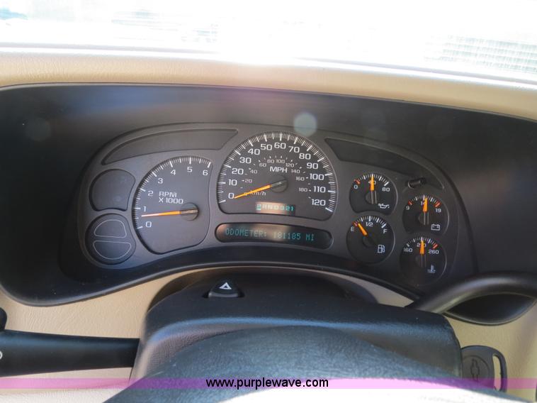 image for item B2490 2004 Chevrolet Suburban K1500 SUV