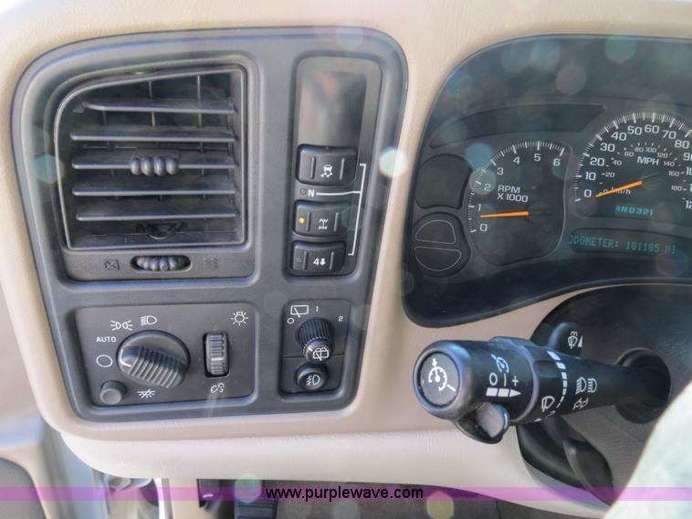 image for item B2490 2004 Chevrolet Suburban K1500 SUV