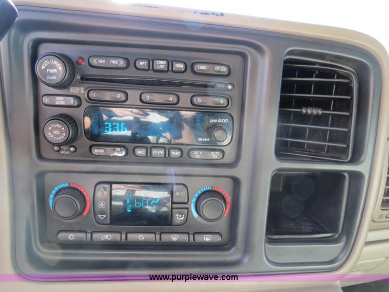 image for item B2490 2004 Chevrolet Suburban K1500 SUV