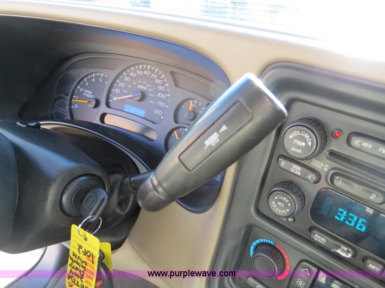 image for item B2490 2004 Chevrolet Suburban K1500 SUV