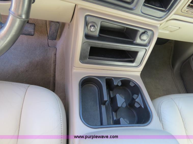 image for item B2490 2004 Chevrolet Suburban K1500 SUV