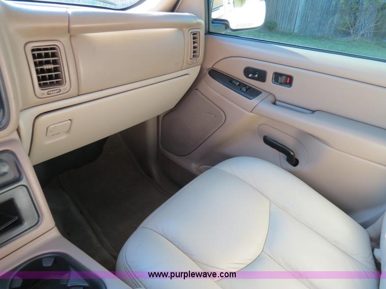 image for item B2490 2004 Chevrolet Suburban K1500 SUV