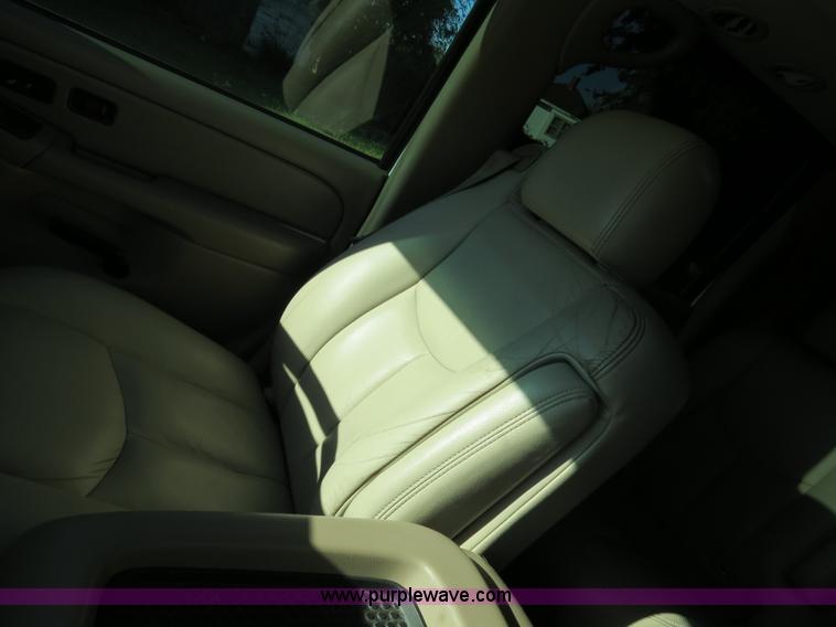 image for item B2490 2004 Chevrolet Suburban K1500 SUV