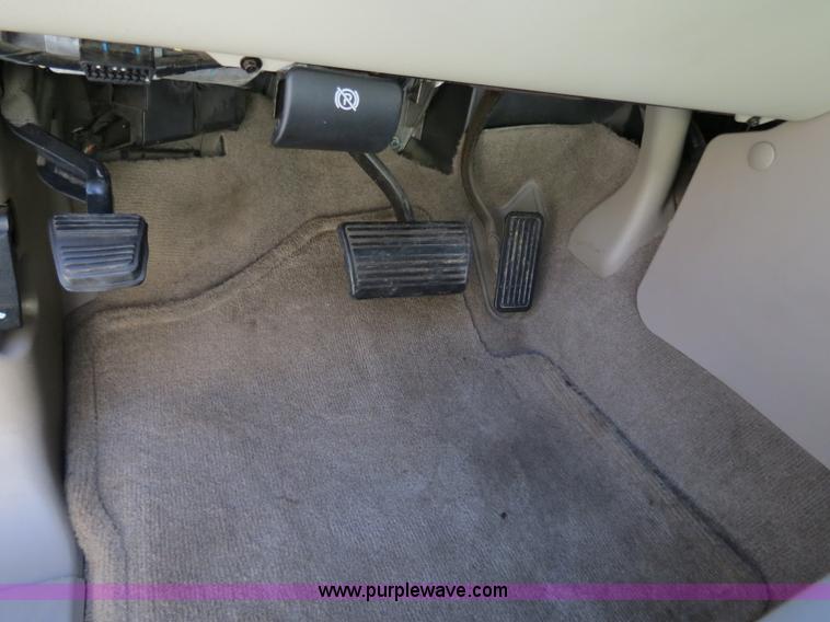 image for item B2490 2004 Chevrolet Suburban K1500 SUV