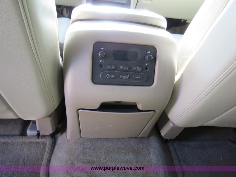 image for item B2490 2004 Chevrolet Suburban K1500 SUV