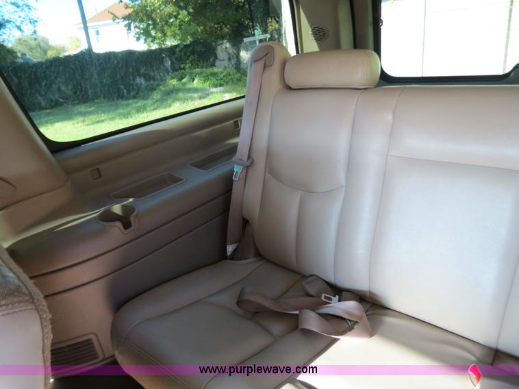 image for item B2490 2004 Chevrolet Suburban K1500 SUV