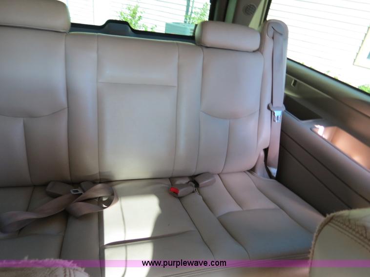 image for item B2490 2004 Chevrolet Suburban K1500 SUV