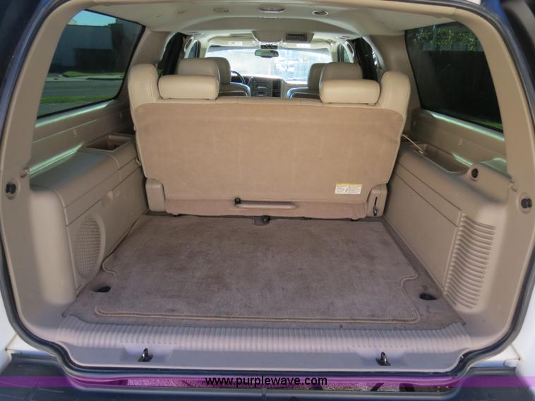 image for item B2490 2004 Chevrolet Suburban K1500 SUV