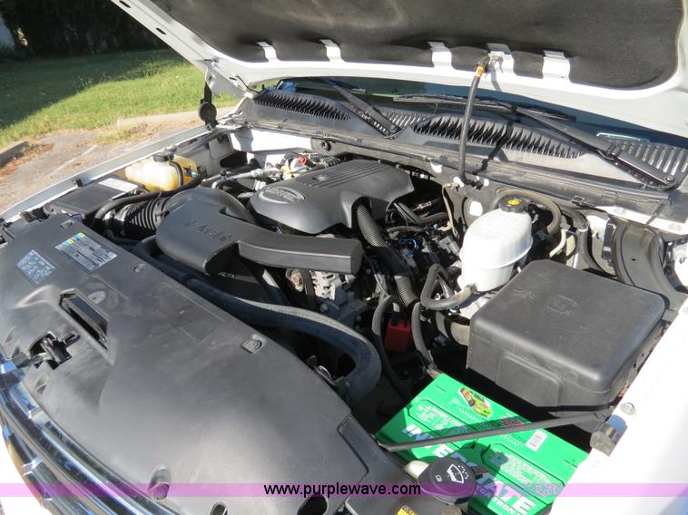 image for item B2490 2004 Chevrolet Suburban K1500 SUV