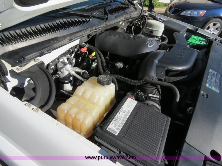 image for item B2490 2004 Chevrolet Suburban K1500 SUV