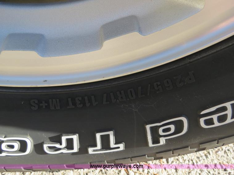 image for item B2490 2004 Chevrolet Suburban K1500 SUV