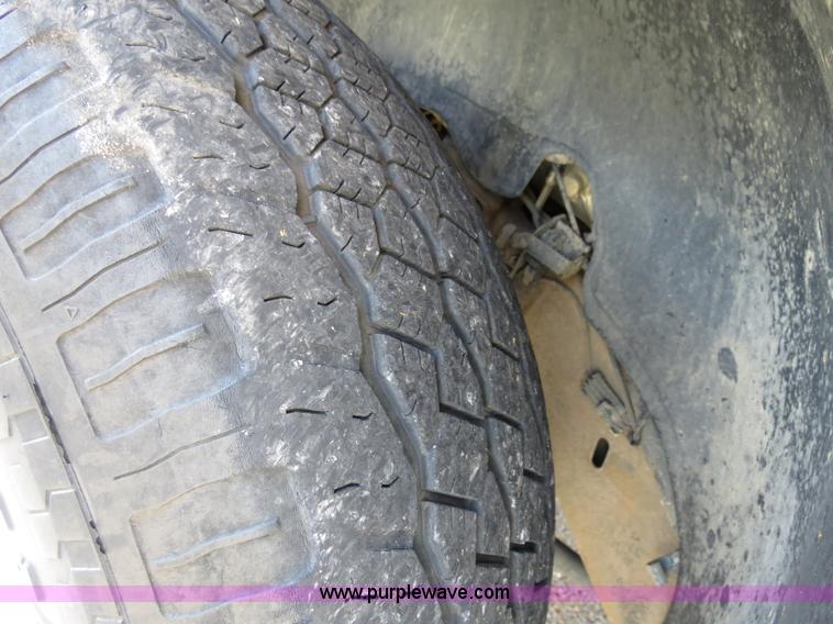 image for item B2490 2004 Chevrolet Suburban K1500 SUV