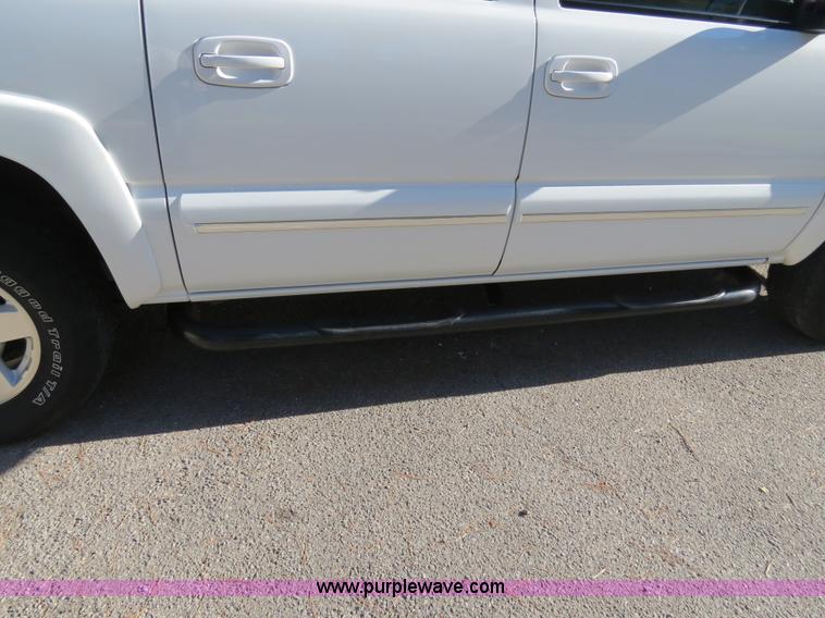 image for item B2490 2004 Chevrolet Suburban K1500 SUV