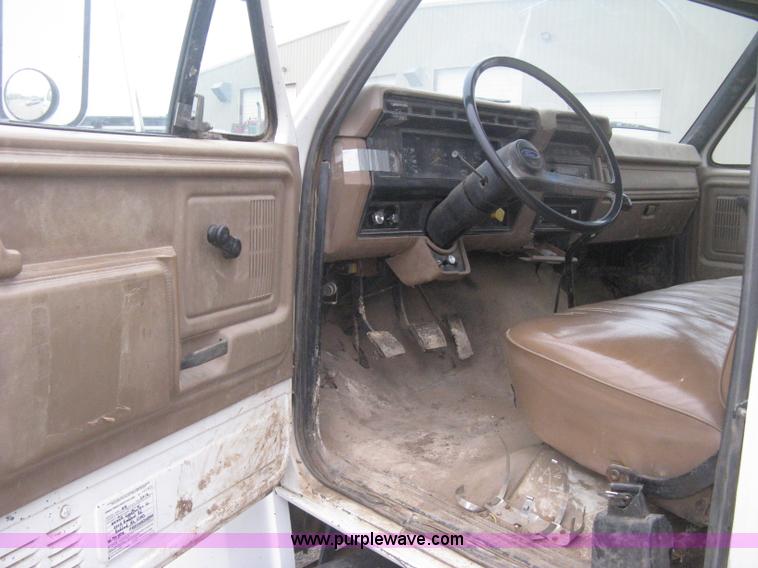 image for item B8340 1988 Ford F600 flatbed truck