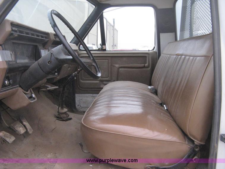 image for item B8340 1988 Ford F600 flatbed truck