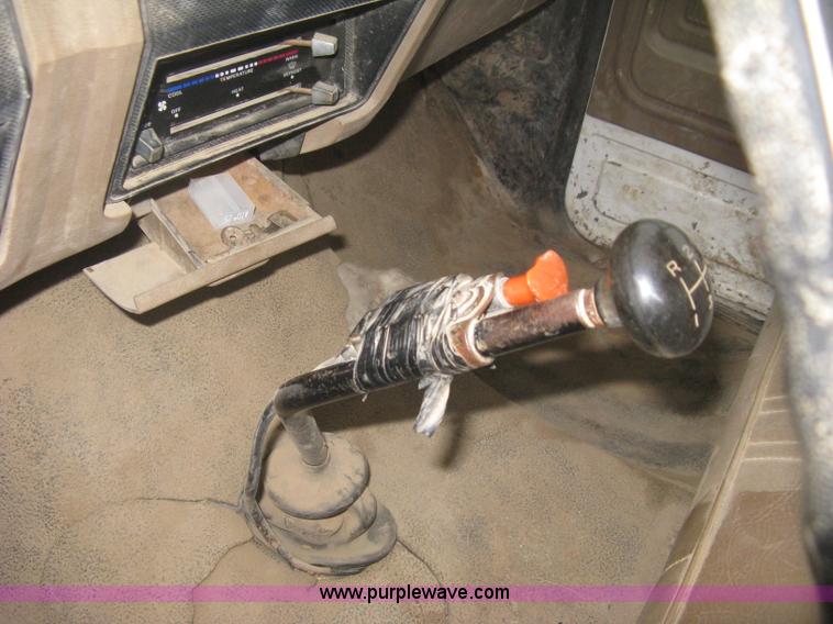 image for item B8340 1988 Ford F600 flatbed truck