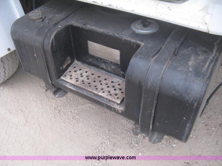 image for item B8340 1988 Ford F600 flatbed truck