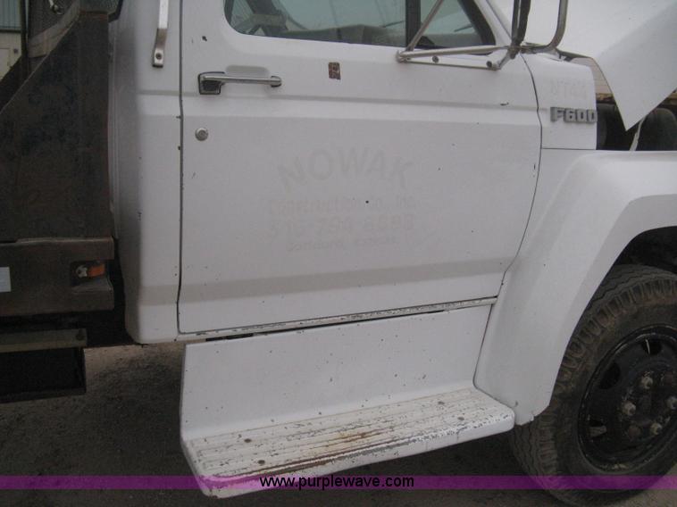 image for item B8340 1988 Ford F600 flatbed truck