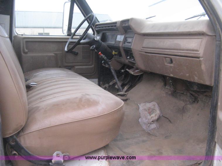 image for item B8340 1988 Ford F600 flatbed truck