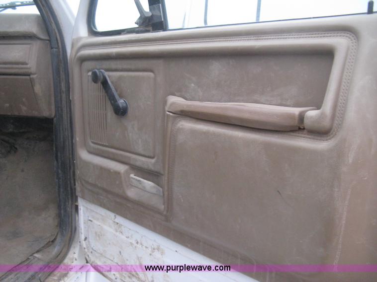 image for item B8340 1988 Ford F600 flatbed truck