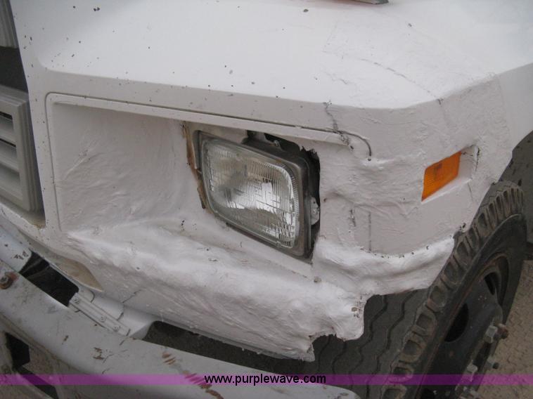 image for item B8340 1988 Ford F600 flatbed truck