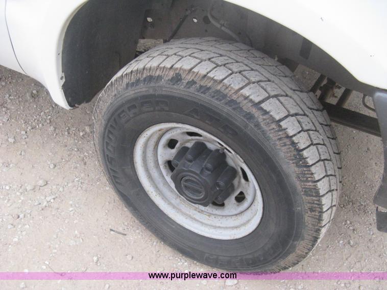 image for item B8342 2003 Ford F250 Super Duty XL cab and chassis