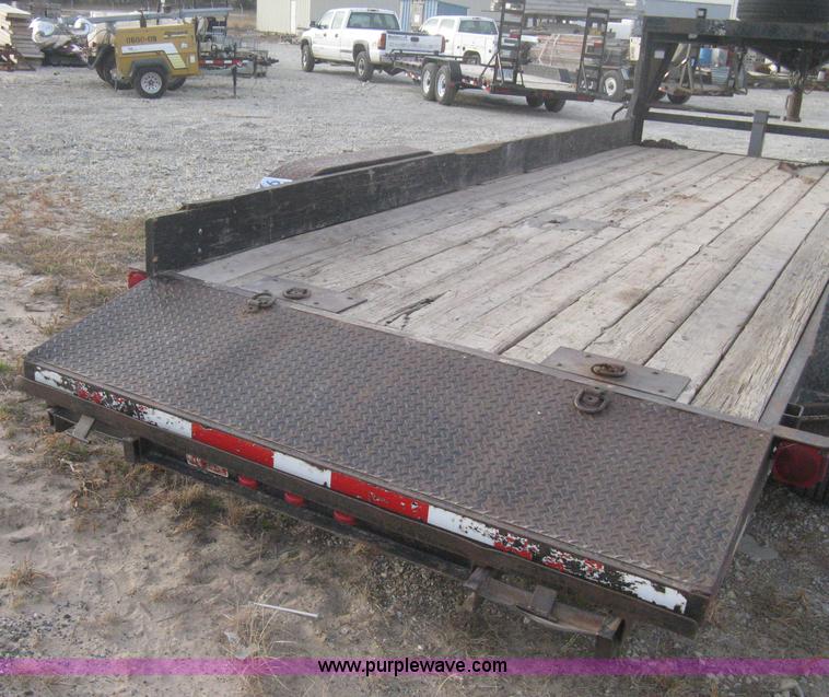 image for item B8495 2000 Neal 20' gooseneck flatbed trailer