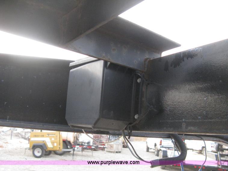 image for item B8495 2000 Neal 20' gooseneck flatbed trailer