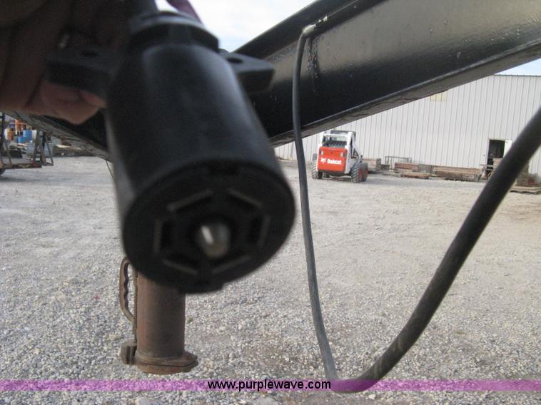 image for item B8495 2000 Neal 20' gooseneck flatbed trailer